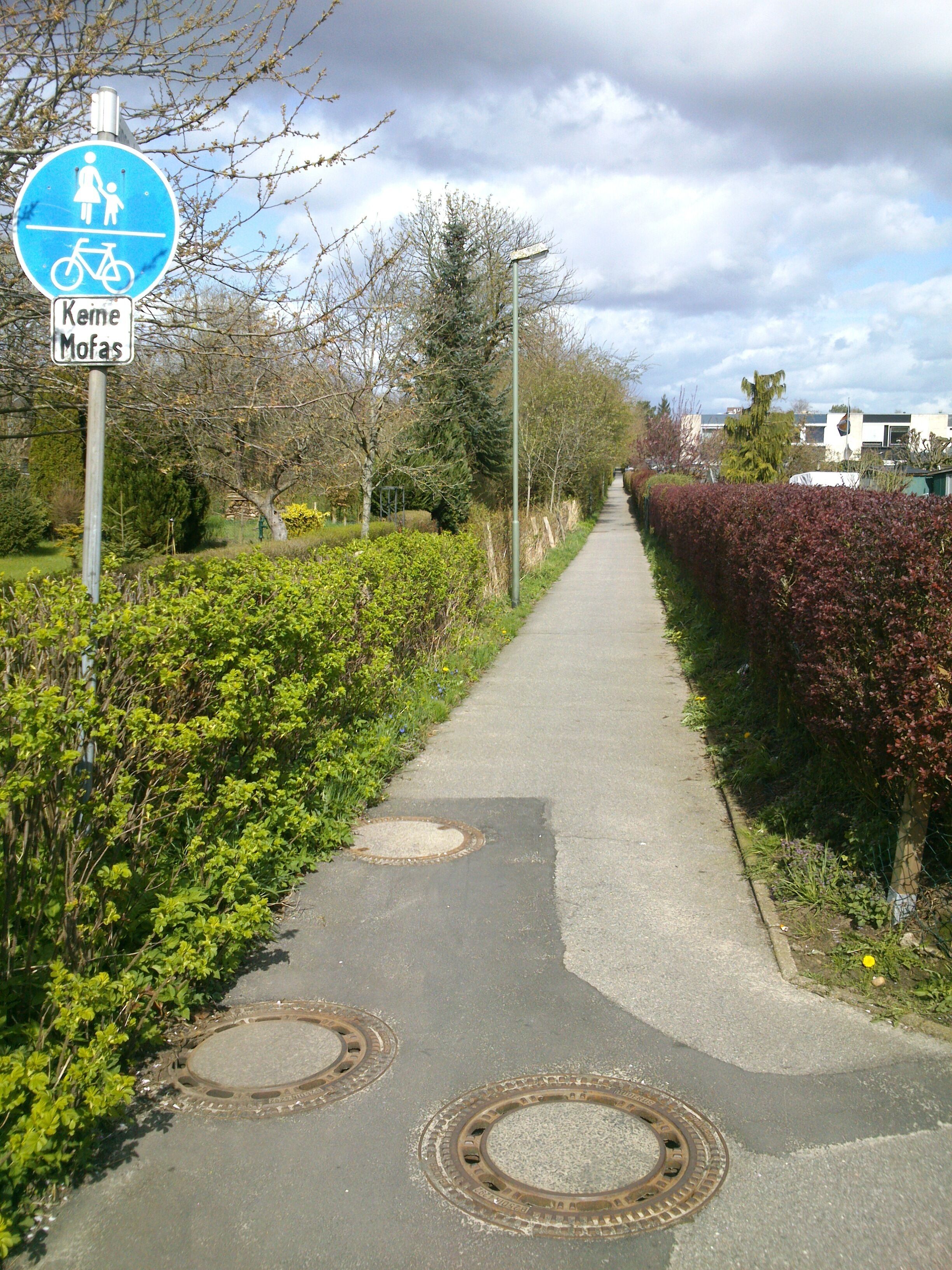 Seitenweg "Längs der Bahn" in Flensburg-Weiche parallel zur Bahnstrecke Flensburg-Hamburg