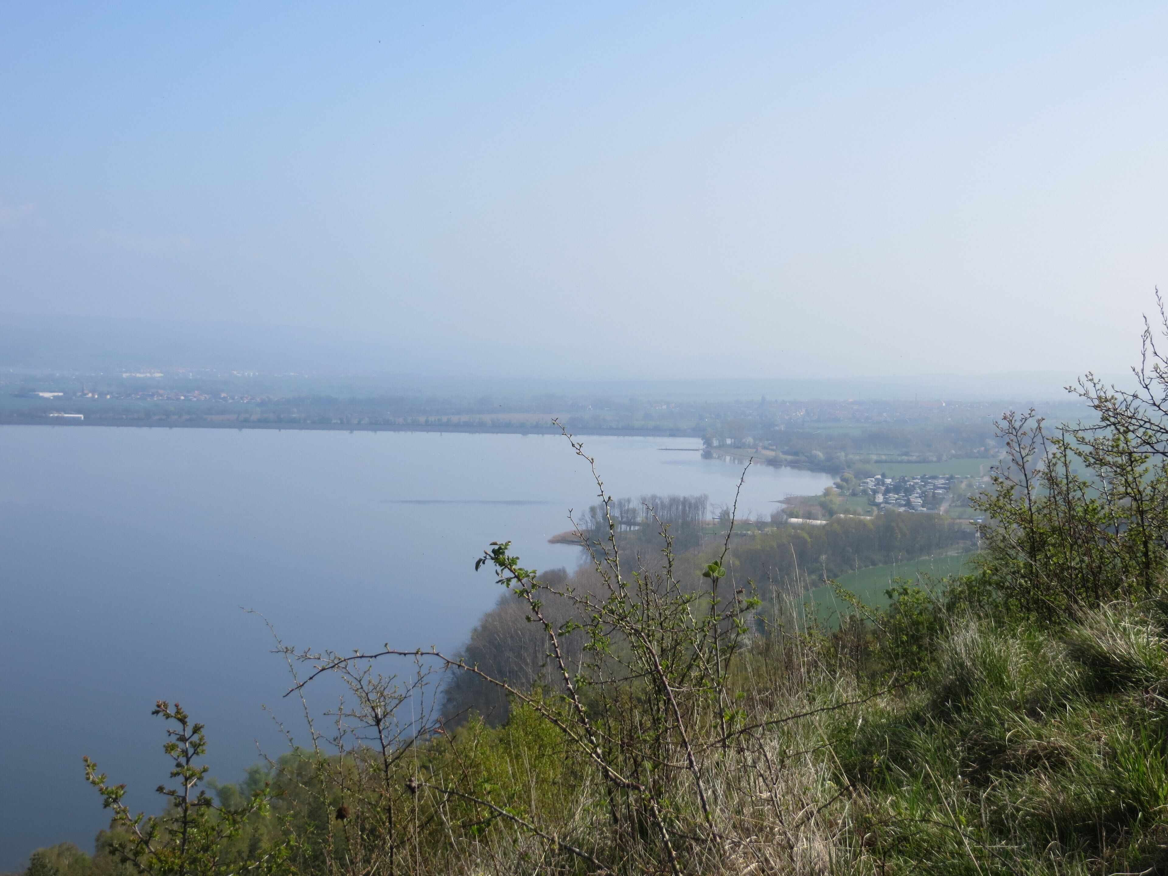 Blick von der Osterkippe zum östlichen Stausee und Kelbra mit dem Campingplatz. Am linken Bildrand ist oberhalb des Stausees Thürungen zu erkennen.