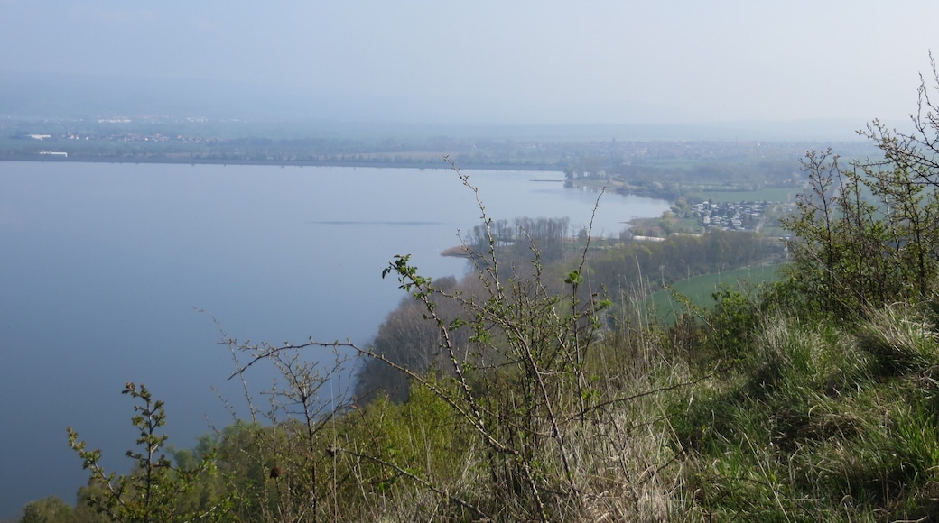 Blick von der Osterkippe zum östlichen Stausee und Kelbra mit dem Campingplatz. Am linken Bildrand ist oberhalb des Stausees Thürungen zu erkennen.