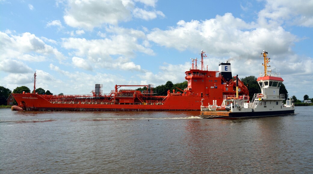 Fähre "Stralsund" über den Nord-Ostsee-Kanal in Breiholz Die Kanalschifffahrt hat Vorfahrt, die Fähre muss in einem Bogen um Schiffe herumfahren