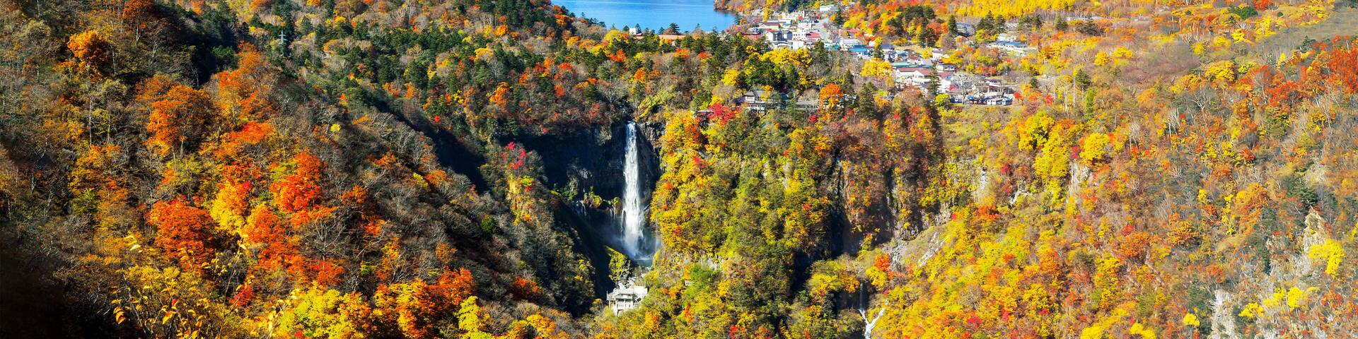 日光国立公園、紅葉に染まる中禅寺湖と華厳の滝の俯瞰