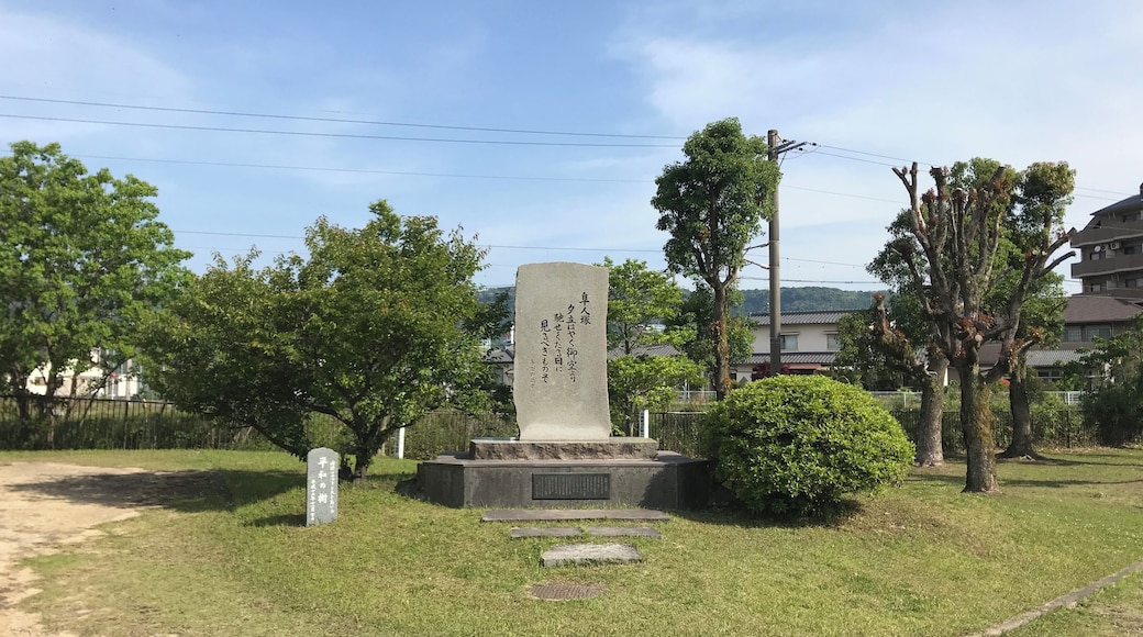 隼人塚付近の与謝野晶子歌碑と平和の樹