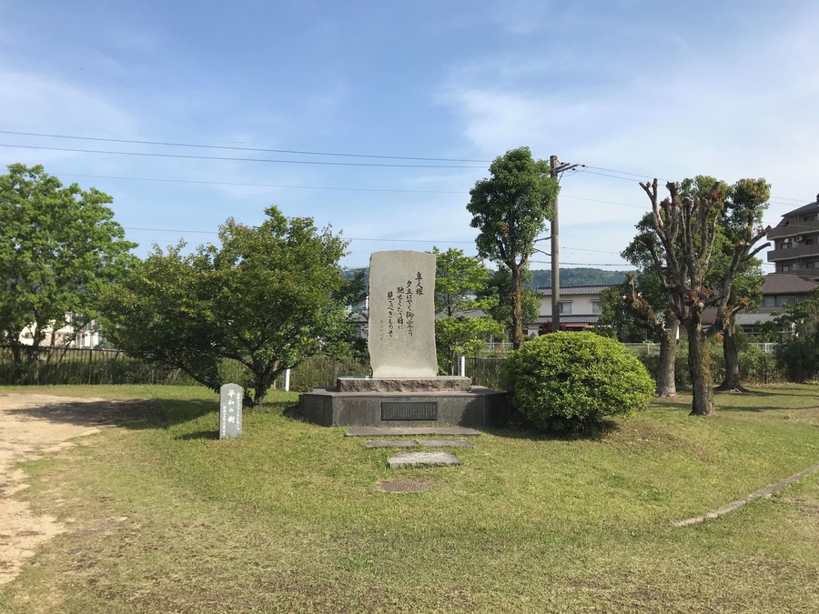 隼人塚付近の与謝野晶子歌碑と平和の樹