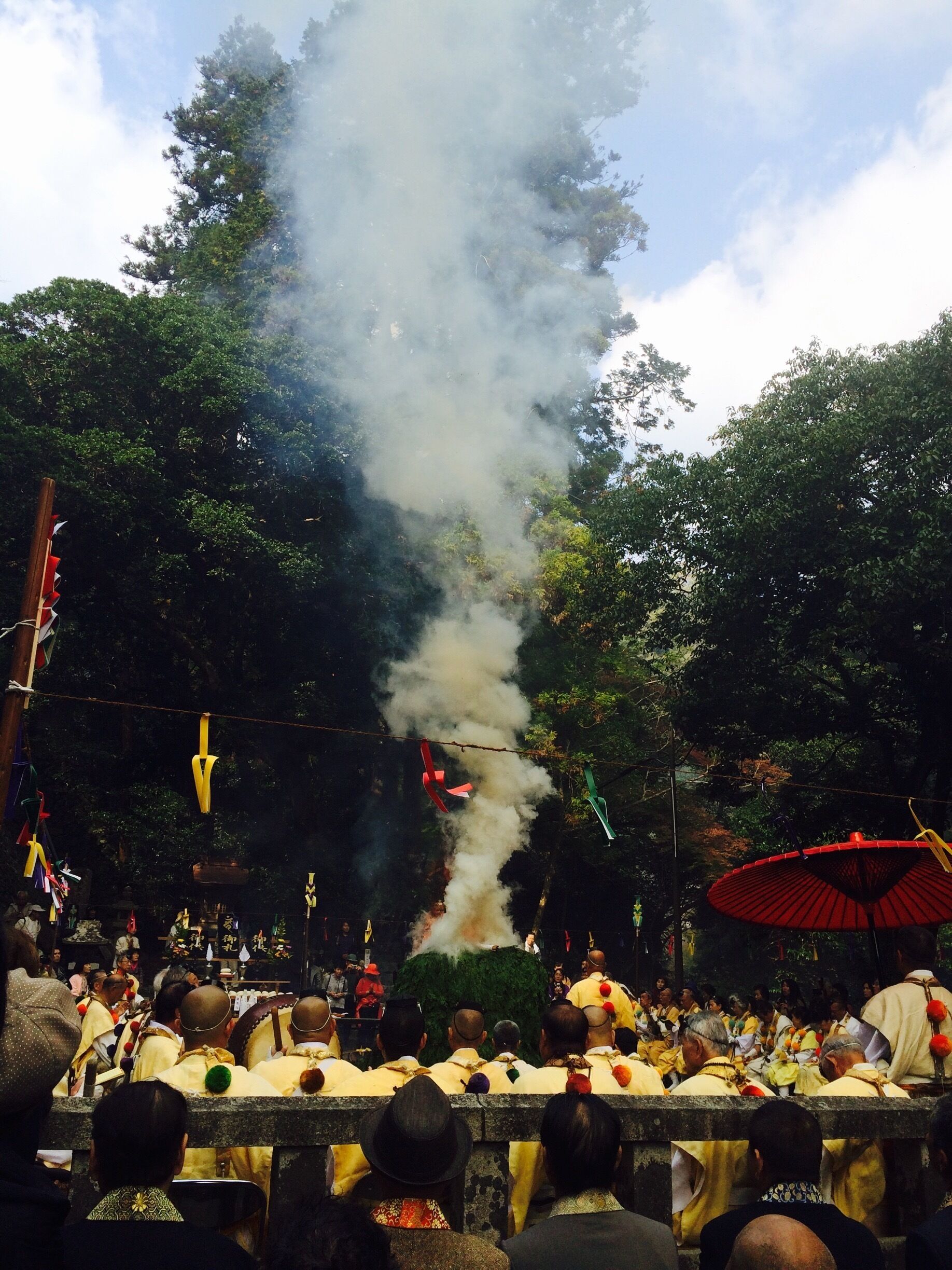 On my way to Minoo Koen, saw this Buddist ceremony. 'Twas an offertory religious chanting. Quite impressive to see as they make a huge makeshift of bonfire. 