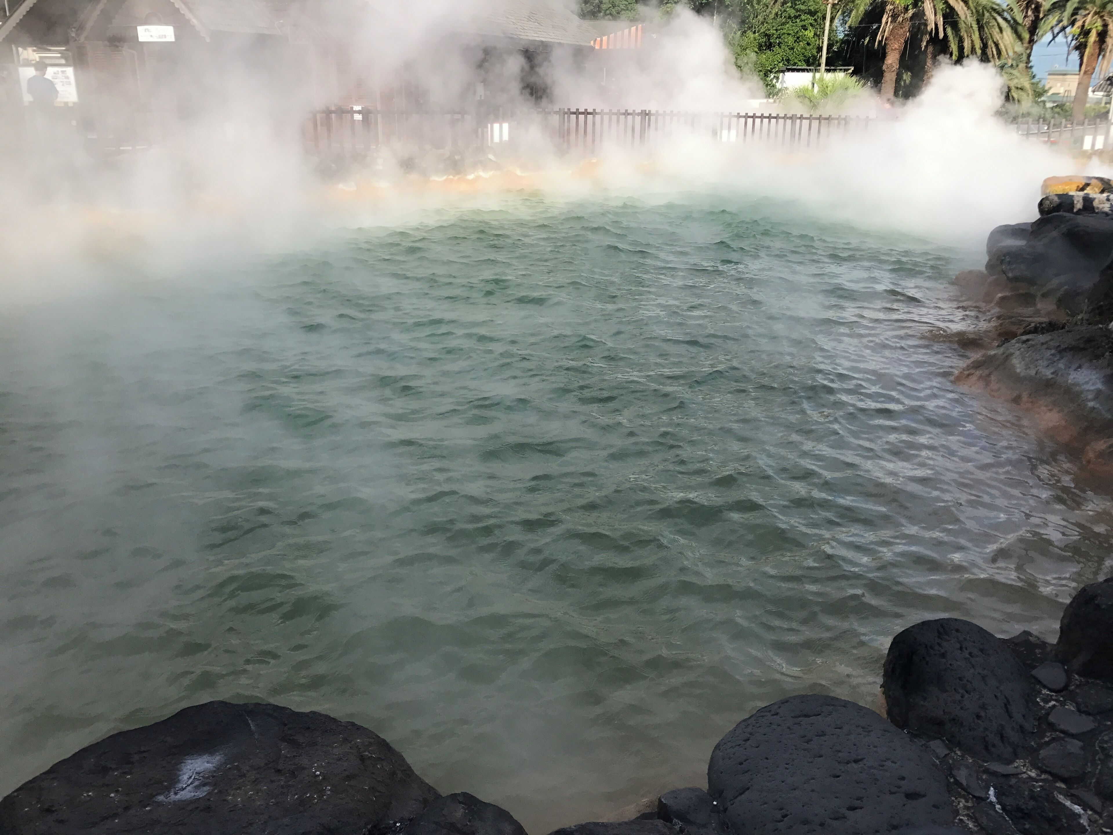 湯煙を上げる鬼山地獄