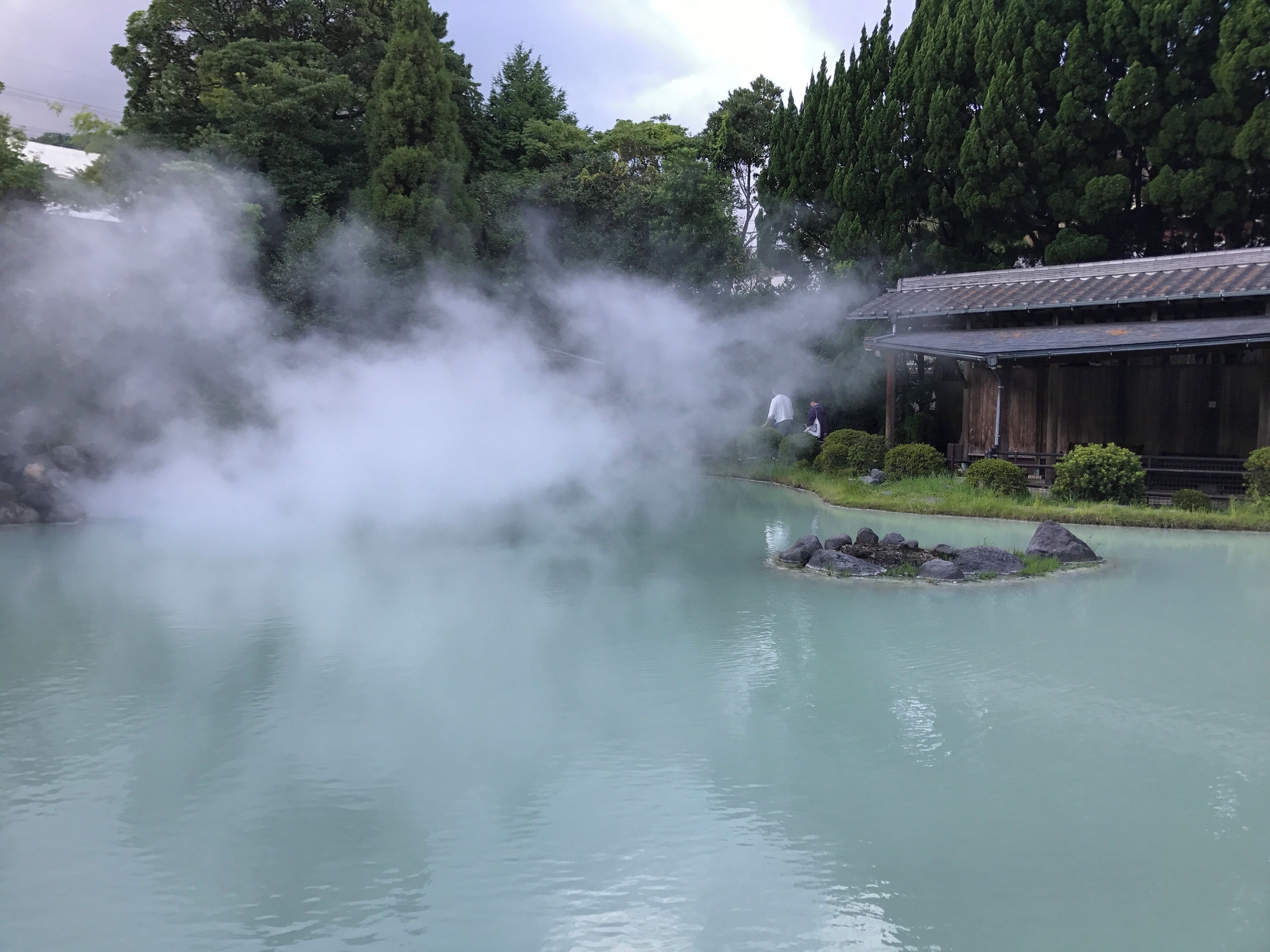 湯煙を上げる白池地獄