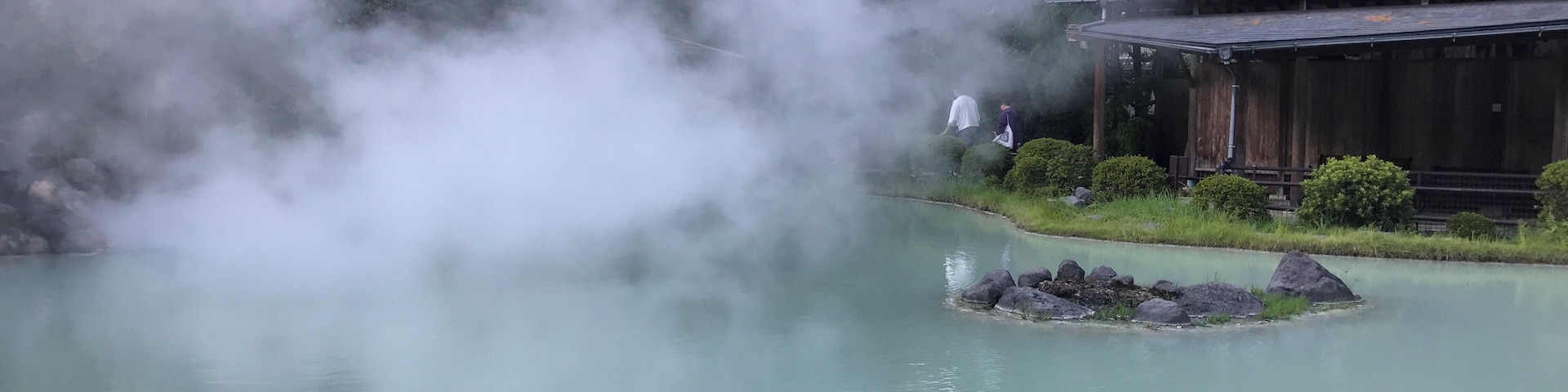 湯煙を上げる白池地獄