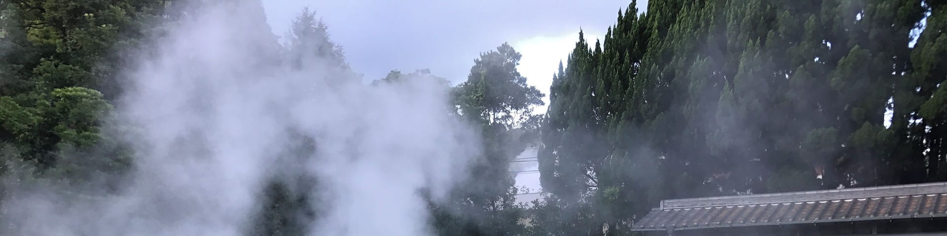 湯煙を上げる白池地獄