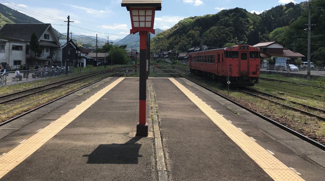 津和野駅のホーム(奥は船平山方面)