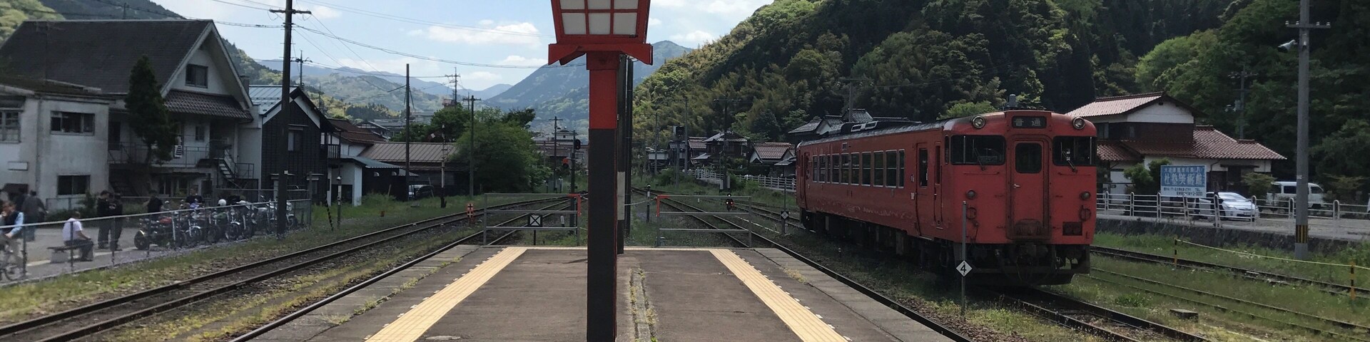 津和野駅のホーム(奥は船平山方面)