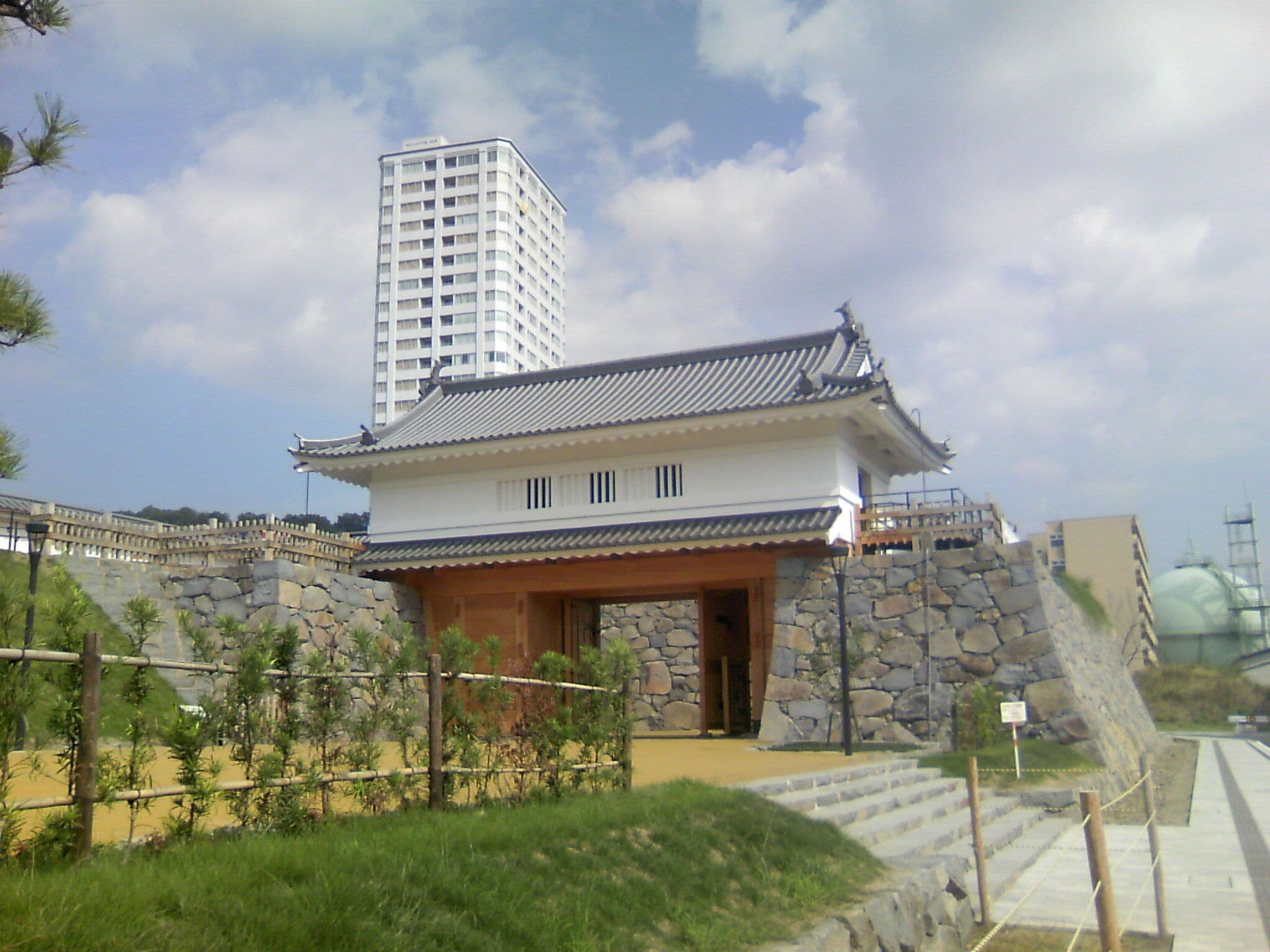 山手御門と高層マンション