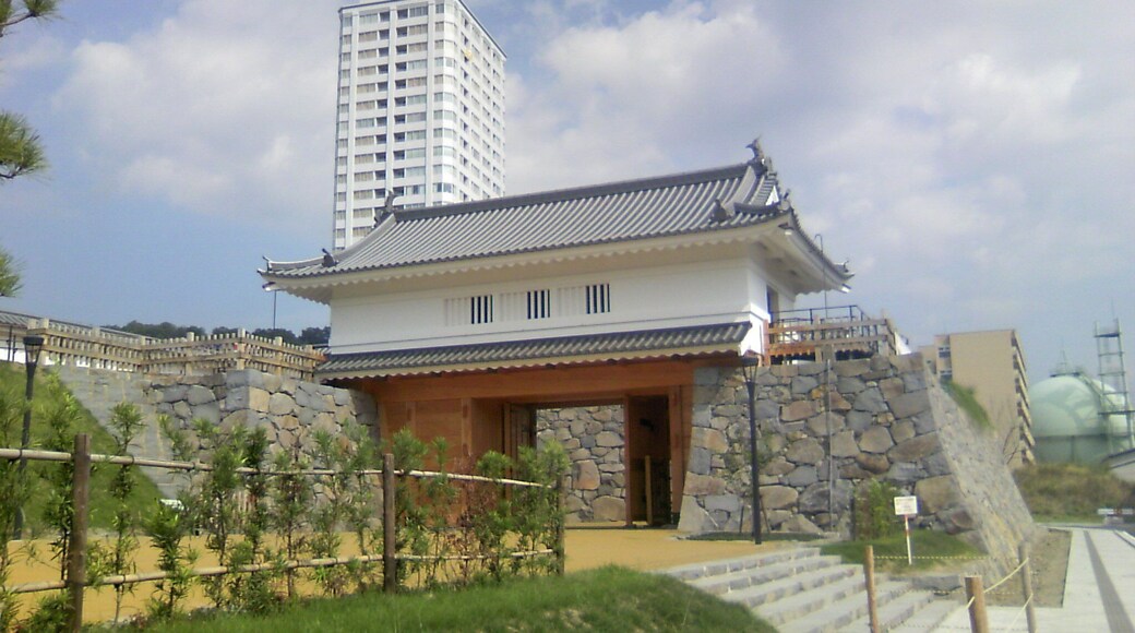 山手御門と高層マンション