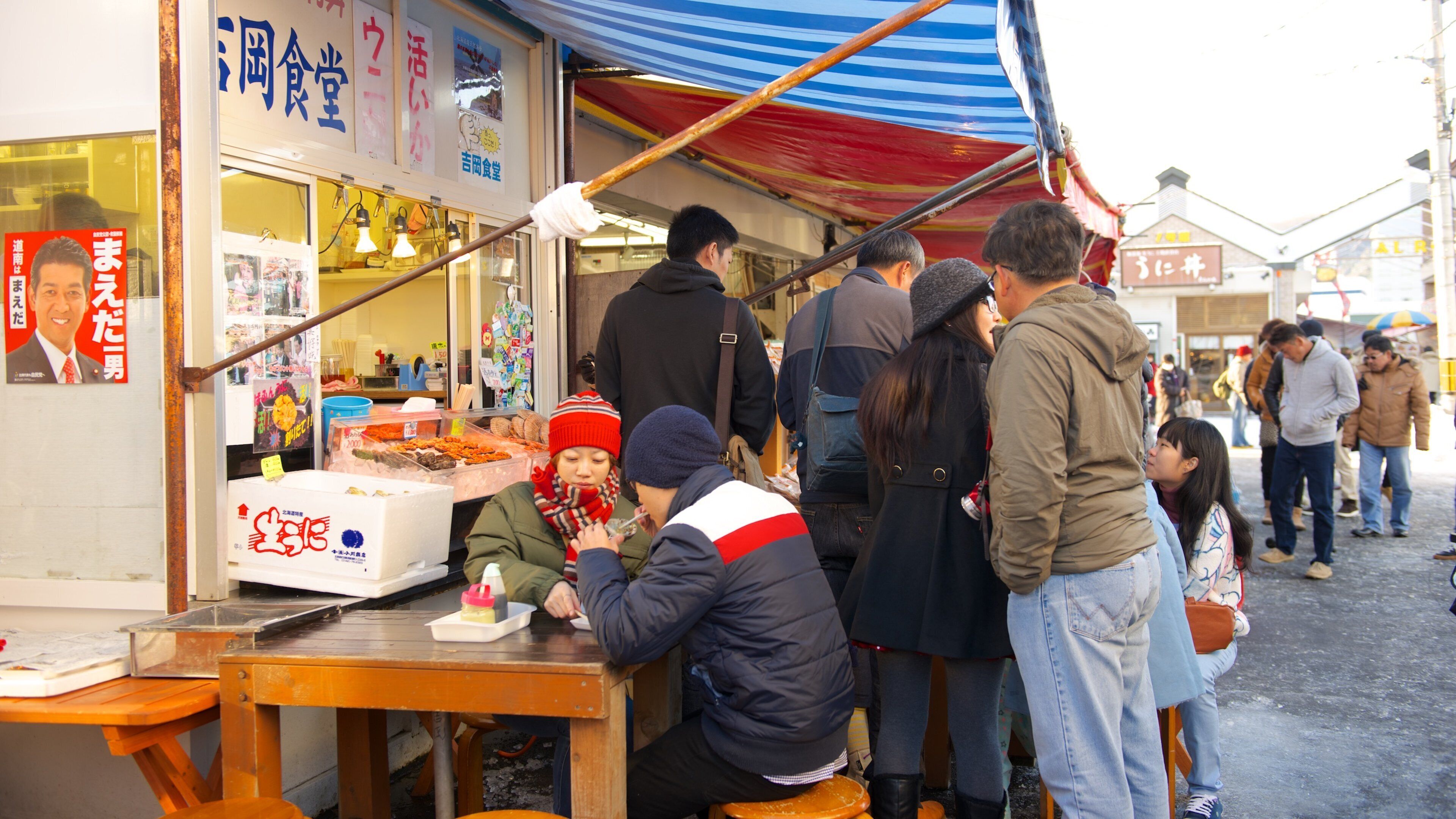 Hakodate mettant en vedette scènes de rue et sortie au restaurant aussi bien que important groupe de personnes