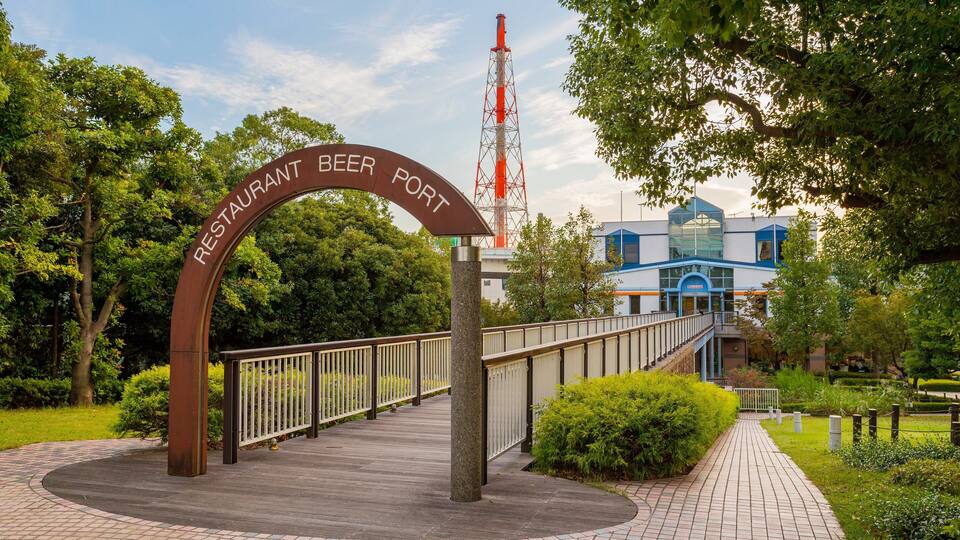 A wooden pathway leading to a restaurant beer port sign.