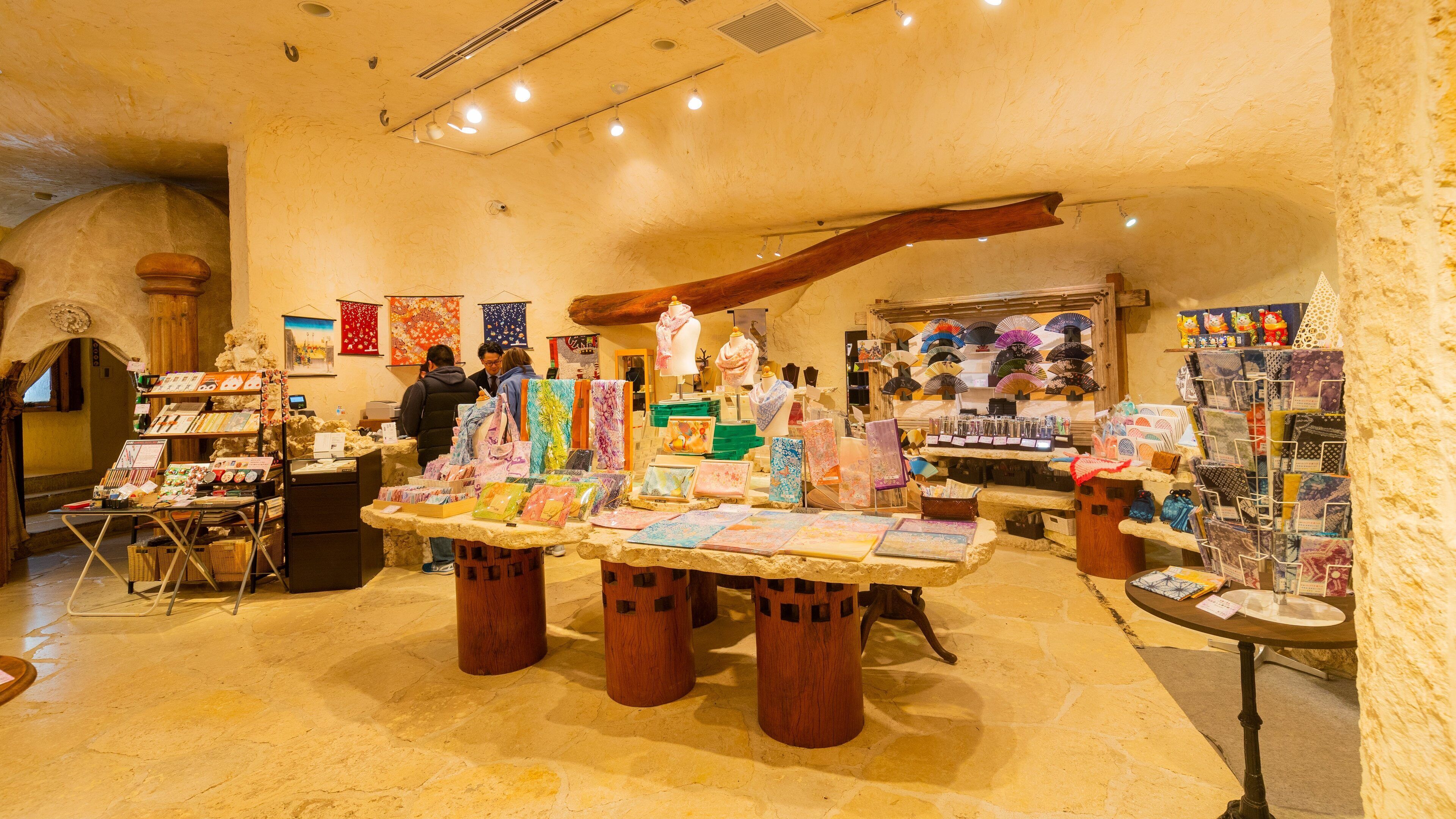Itchiku Kubota Art Museum showing shopping and interior views
