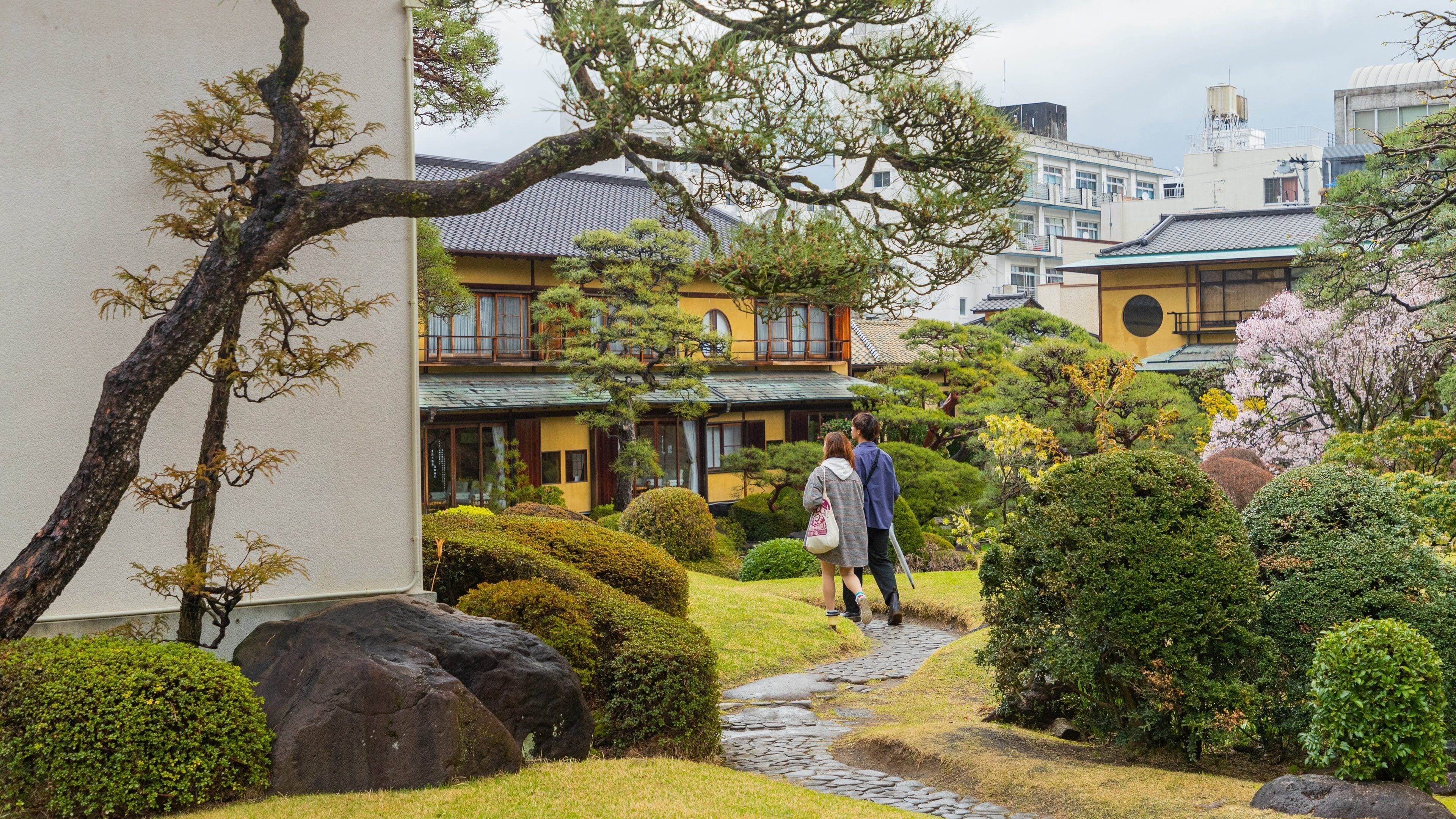 Kiunkaku Former Ryokan showing a garden as well as a couple