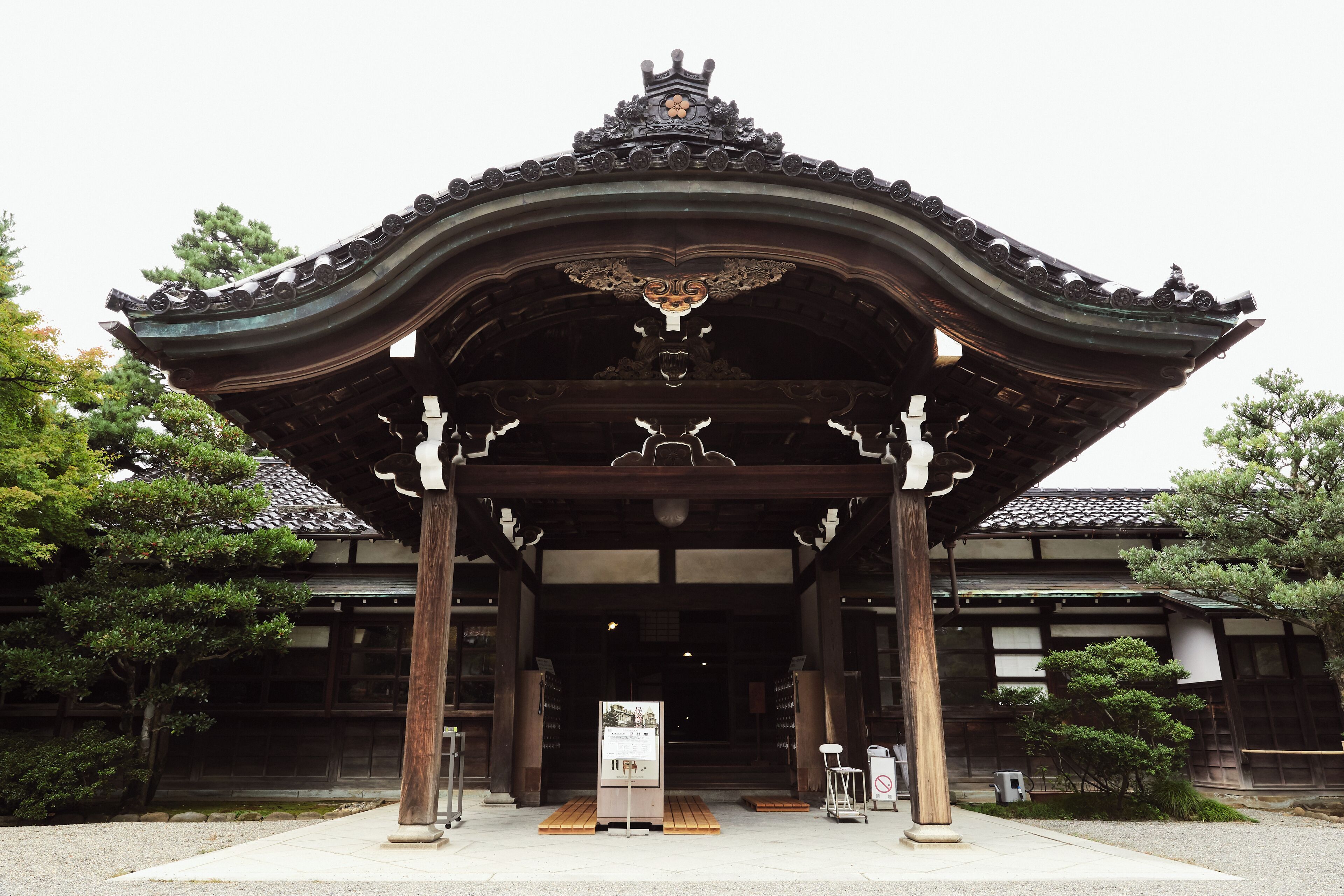 Un edificio japonés tradicional con techo curvo y columnas de madera.