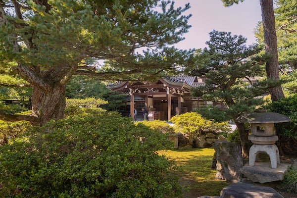 Seisonkaku Villa showing heritage elements and a garden