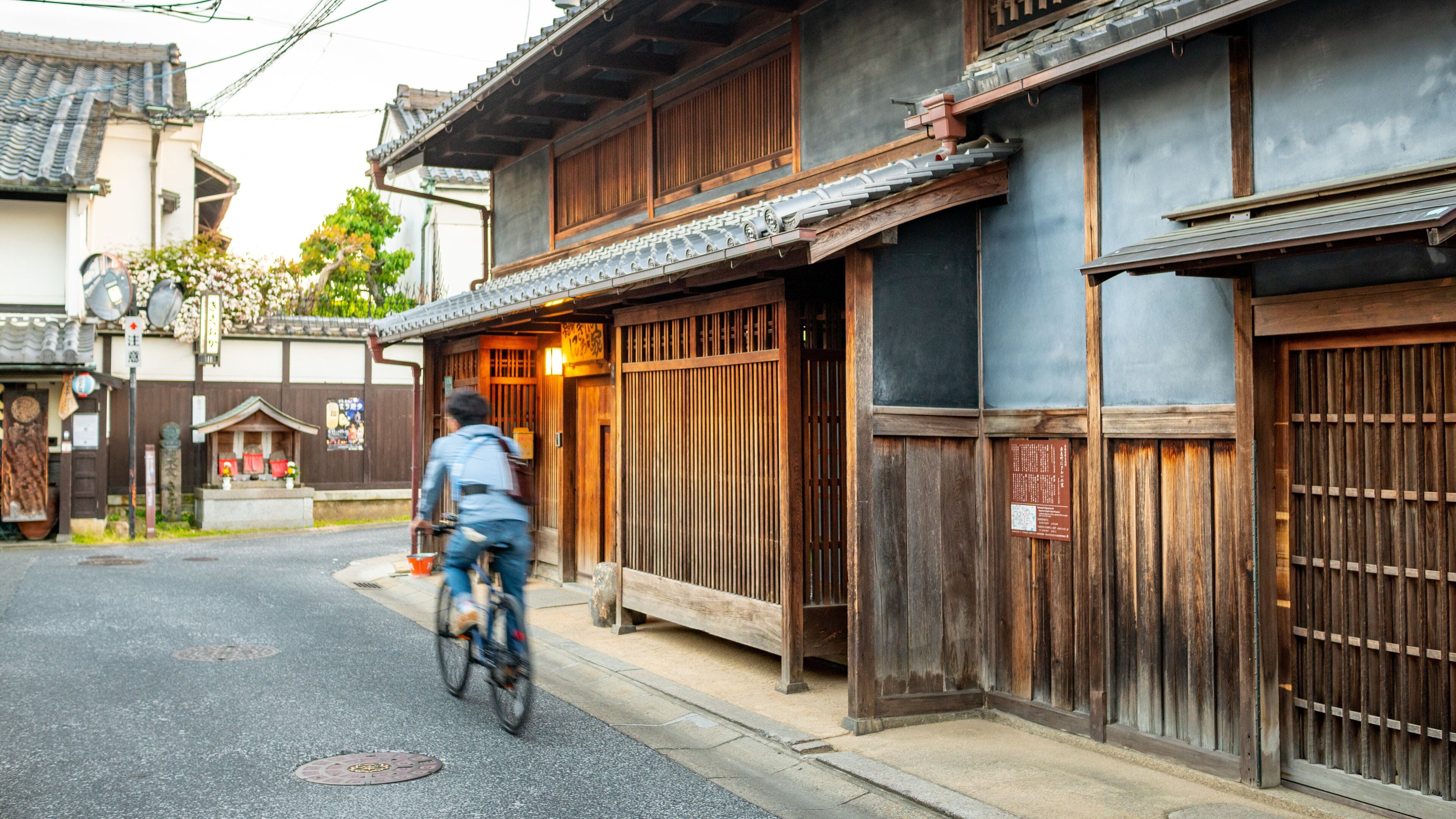 Naramachi showing road cycling and street scenes as well as an individual male
