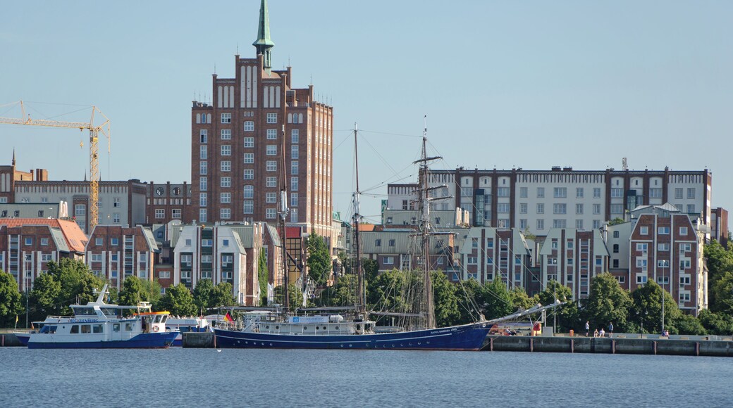 Rostock nördliche Altstadt vom gegenüberliegenden Warnowufer gesehen