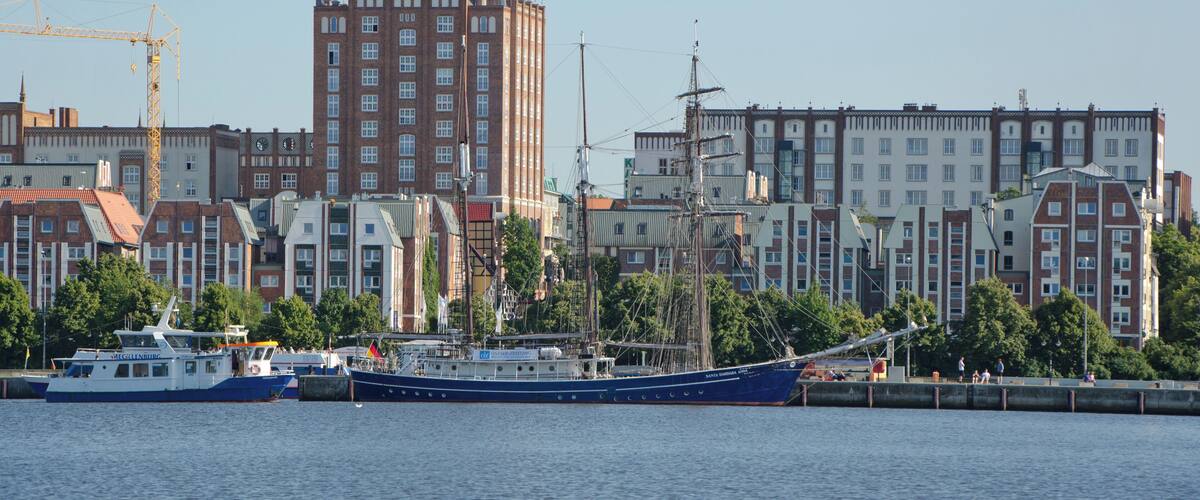 Rostock nördliche Altstadt vom gegenüberliegenden Warnowufer gesehen