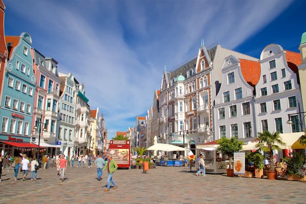 Rostock das einen Platz oder Plaza und StraĂenszenen sowie kleine Menschengruppe