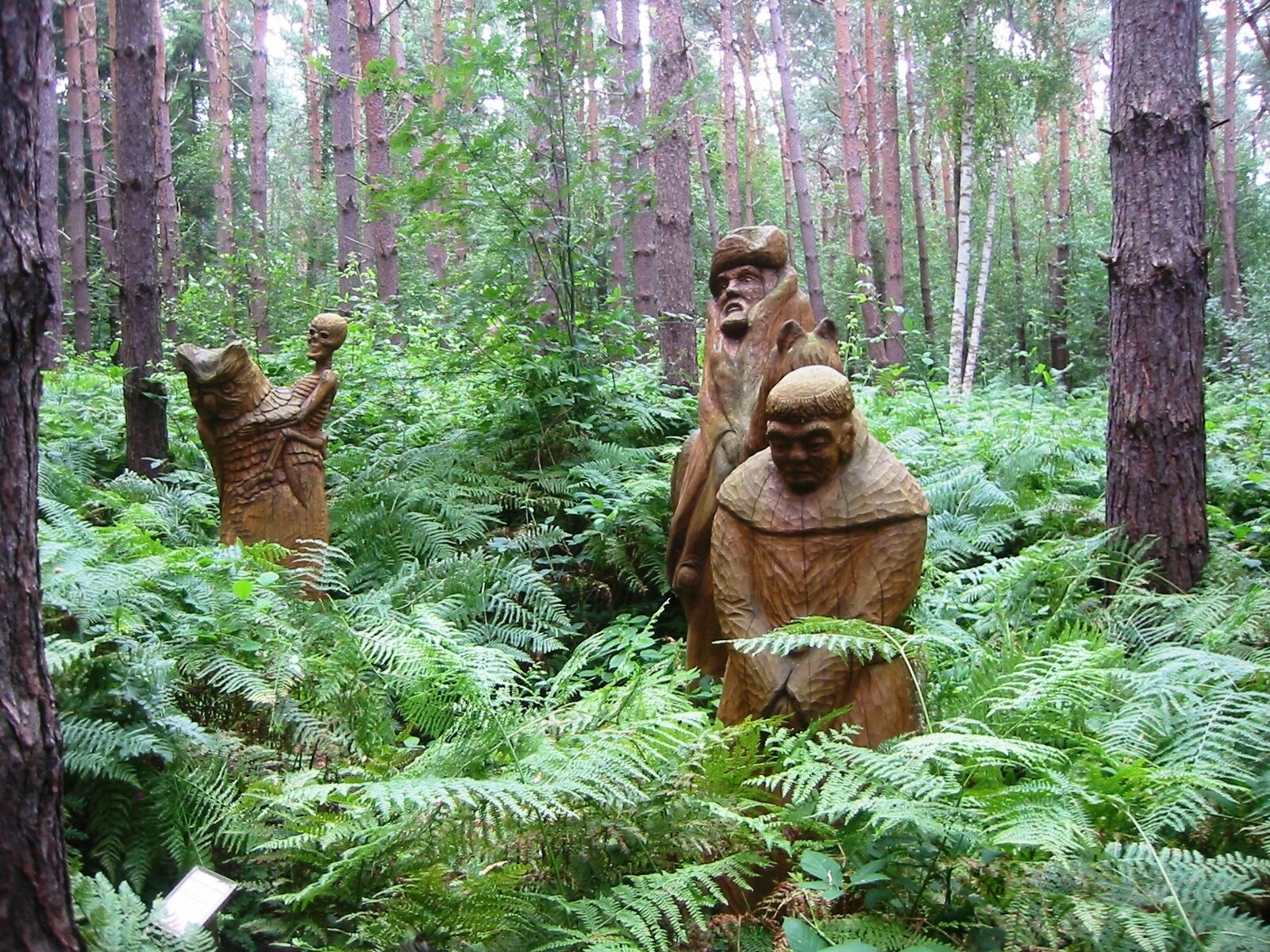 Ritterskulptur "Dietrich von der Lünenburg" im Skulpturenpark des Forst- und Köhlerhofes, eine Anlage mit einem technischen Denkmal in Rostock-Wiethagen
