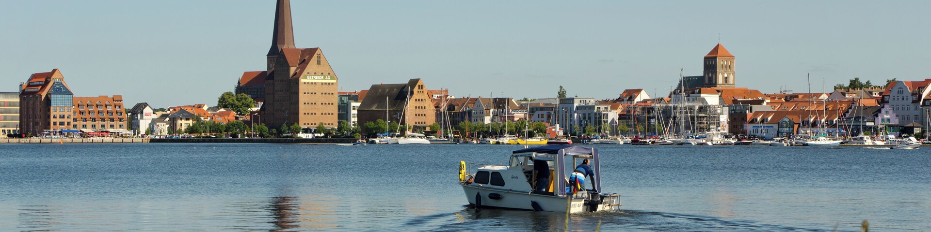 Rostock nördliche Altstadt vom gegenüberliegenden Warnowufer gesehen