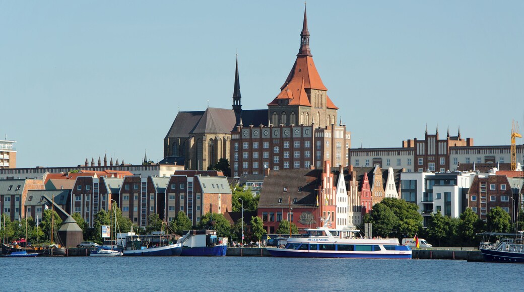 Rostock nördliche Altstadt mit der Marienkirche vom gegenüberliegenden Warnowufer gesehen