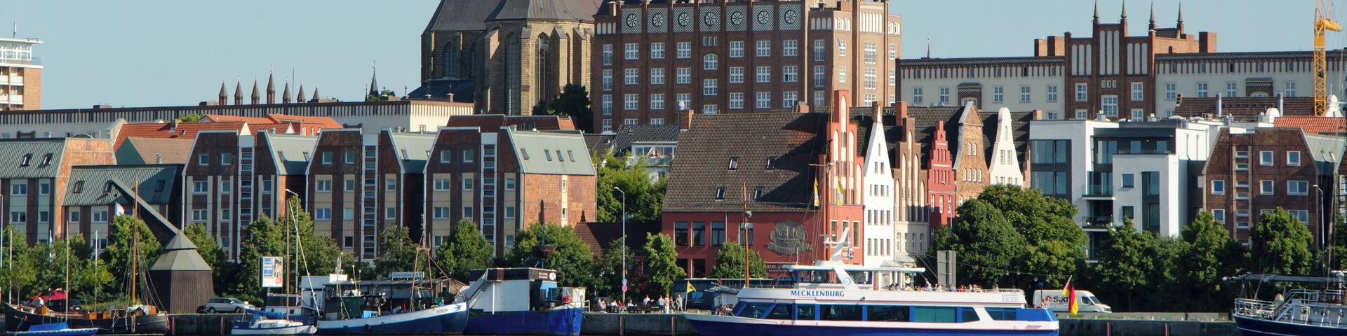 Rostock nördliche Altstadt mit der Marienkirche vom gegenüberliegenden Warnowufer gesehen