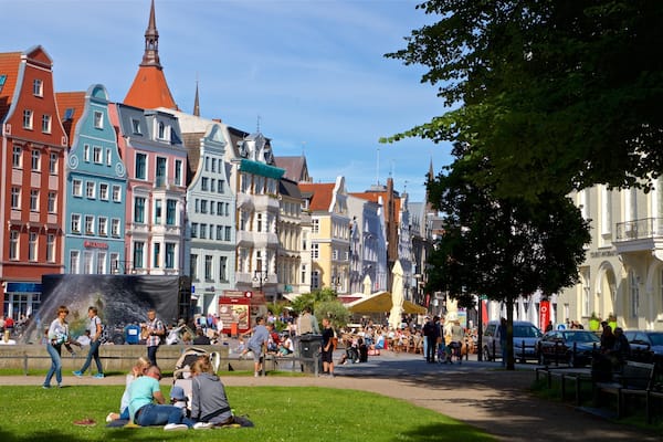 Rostock das einen Garten und Stadt sowie kleine Menschengruppe