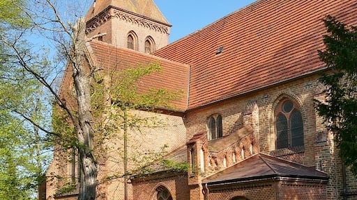 Blick vom Friedhofstor