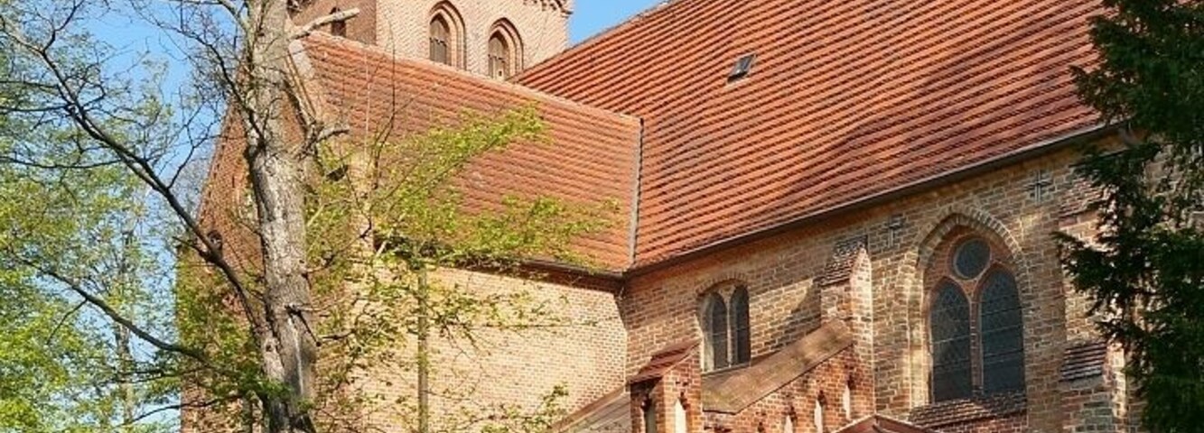 Blick vom Friedhofstor