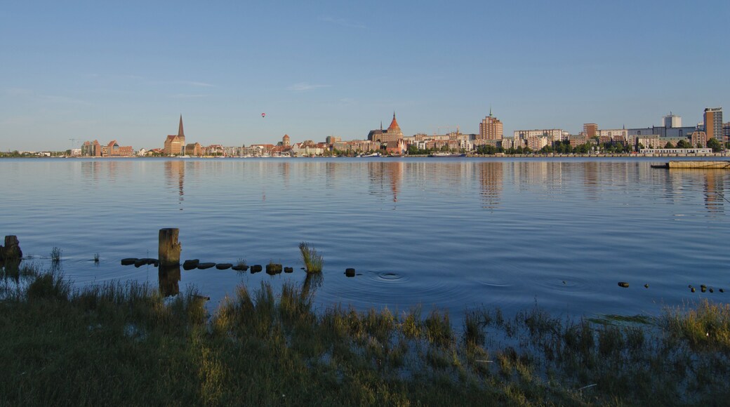 Rostock nördliche Altstadt vom gegenüberliegenden Warnowufer gesehen