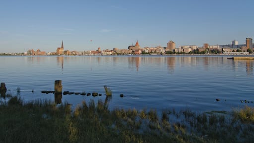 Rostock nördliche Altstadt vom gegenüberliegenden Warnowufer gesehen