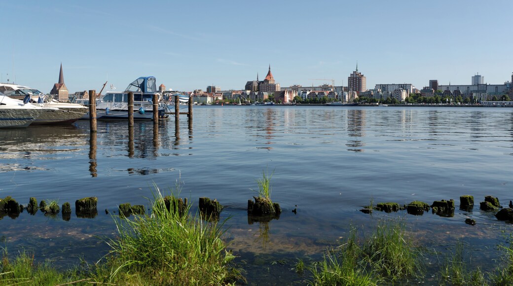 Rostock nördliche Altstadt vom gegenüberliegenden Warnowufer gesehen