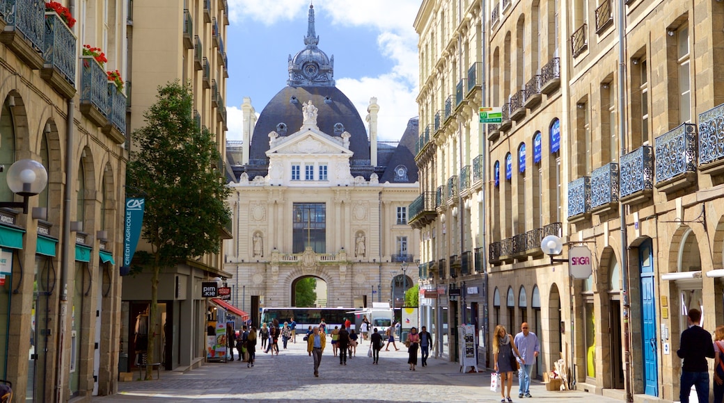 Rennes showing heritage elements, heritage architecture and street scenes