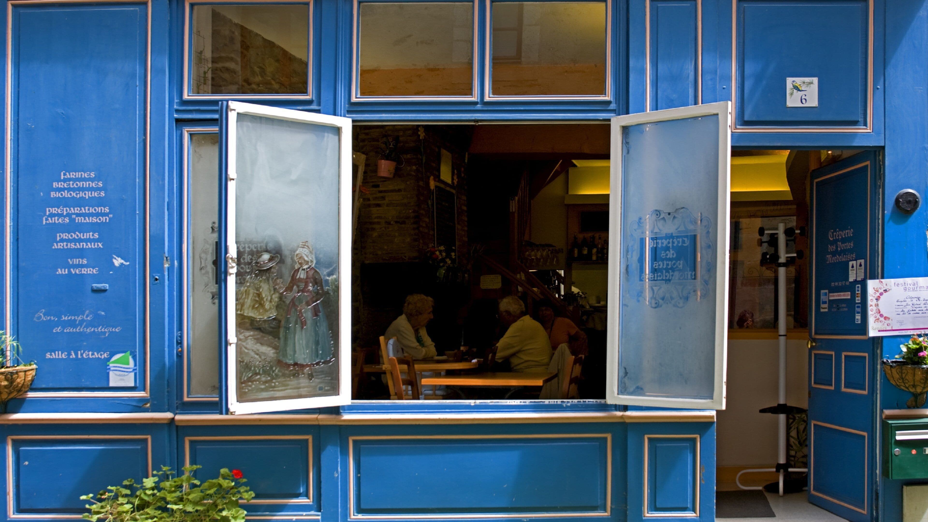 Rennes which includes street scenes, cafe lifestyle and a city