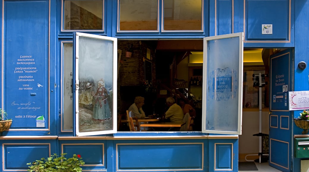 Rennes which includes street scenes, cafe lifestyle and a city