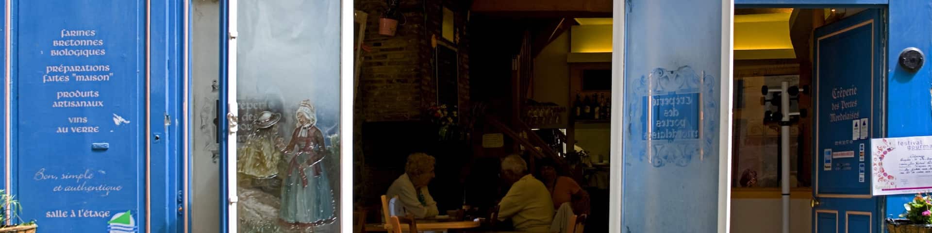 Rennes which includes street scenes, cafe lifestyle and a city