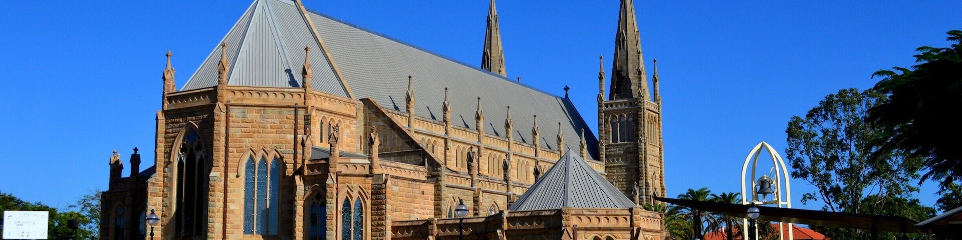 Uma igreja grande com um campanário imponente e uma torre de sino.