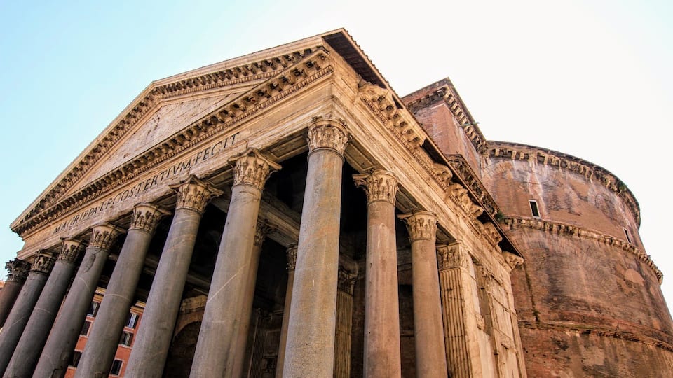 Walking through alleys you come across this beautiful temple like a postcard which is thousands of years old.
It may be overtaken by street vendors and hawkers, but the essence of a timepiece from 100 AD still takes your breath away.
#Pantheon #Italy #Rome