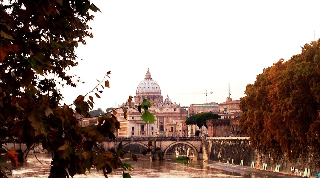 Rome is a great place to see by just walking around. There are Kodak moments everywhere! Like this spot at the banks of the river Tiber. Here you can see the St. Peter's basilica and Vatican City.