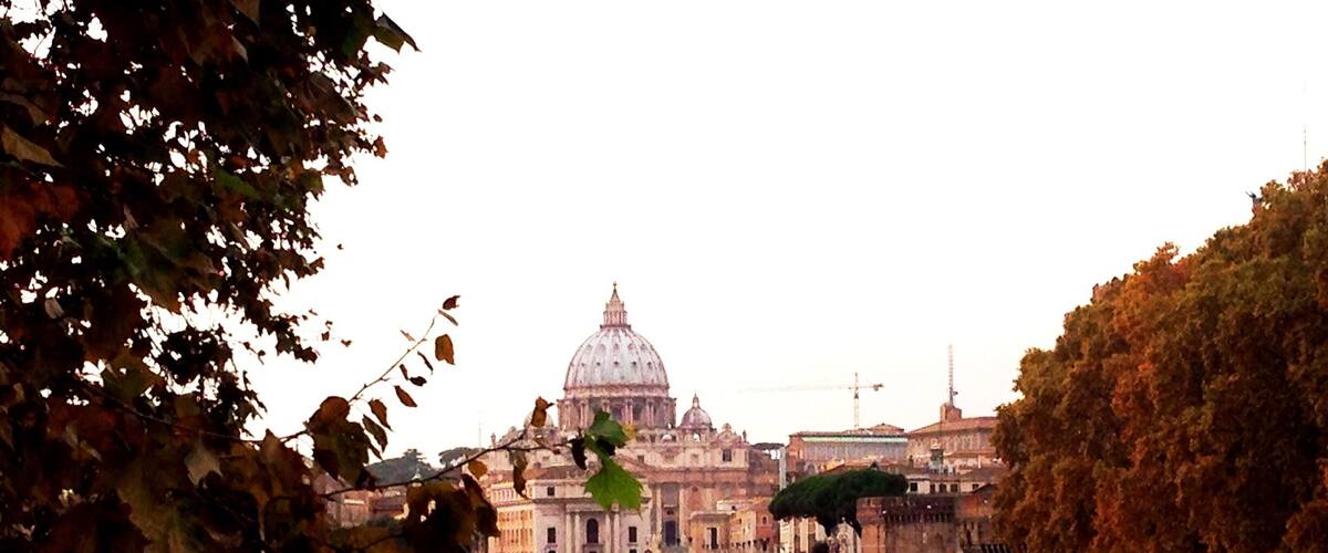 Rome is a great place to see by just walking around. There are Kodak moments everywhere! Like this spot at the banks of the river Tiber. Here you can see the St. Peter's basilica and Vatican City.