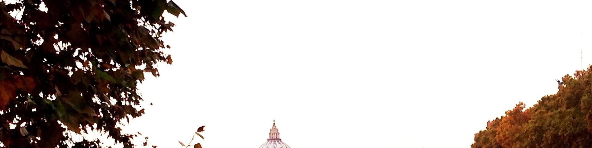 Rome is a great place to see by just walking around. There are Kodak moments everywhere! Like this spot at the banks of the river Tiber. Here you can see the St. Peter's basilica and Vatican City.