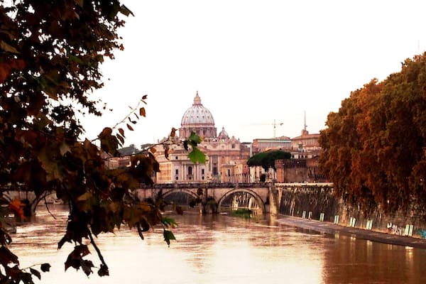 Rome is a great place to see by just walking around. There are Kodak moments everywhere! Like this spot at the banks of the river Tiber. Here you can see the St. Peter's basilica and Vatican City.