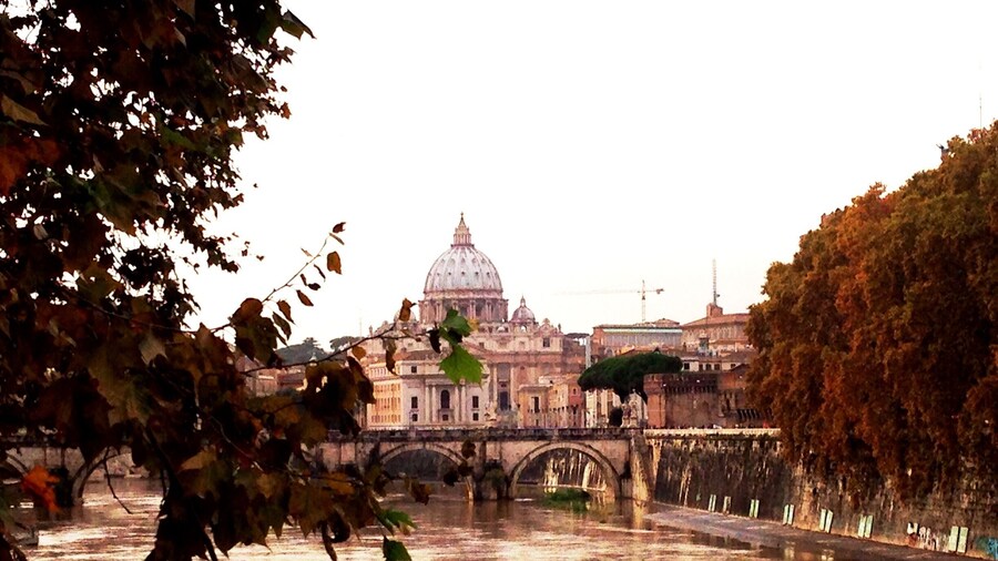Rome is a great place to see by just walking around. There are Kodak moments everywhere! Like this spot at the banks of the river Tiber. Here you can see the St. Peter's basilica and Vatican City.