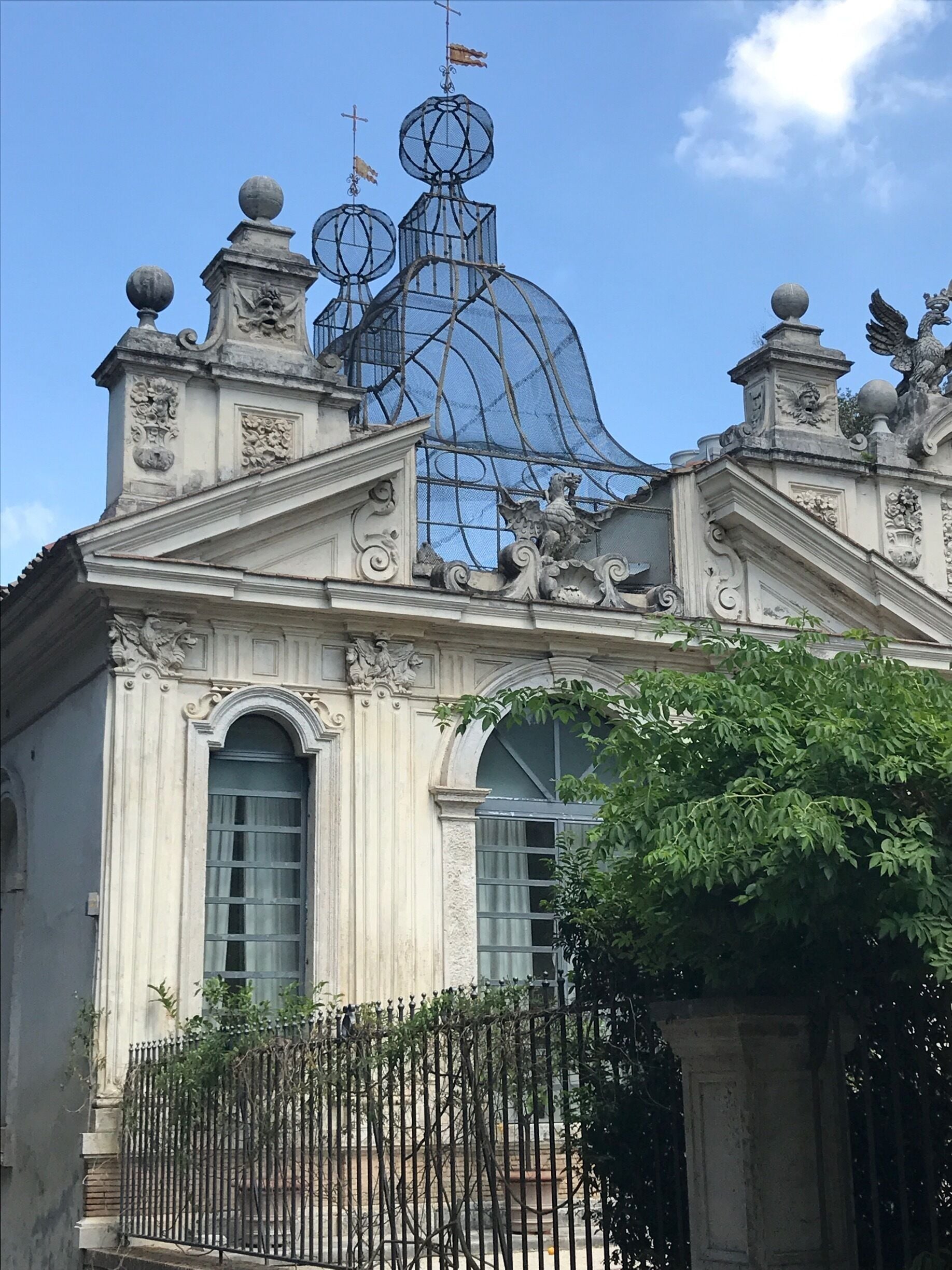 Voliere on the roof of the Orangerie. 