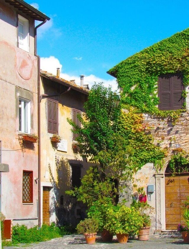 Inside the medieval fortress right outside of the ruins of Ostia Antica is this small #colorful neighborhood.
#green