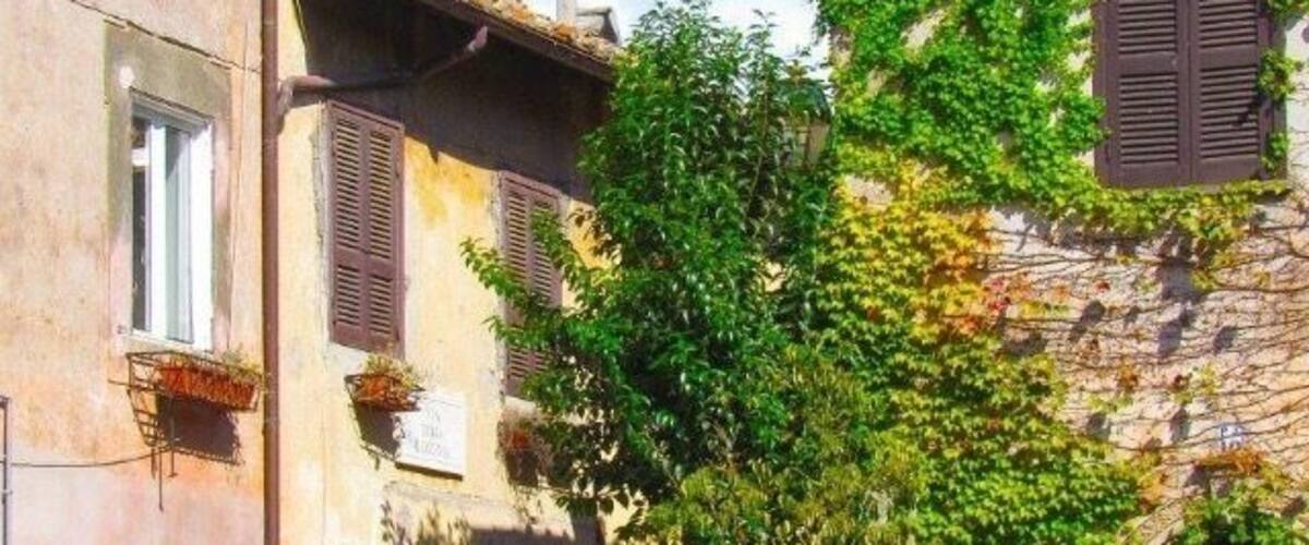 Inside the medieval fortress right outside of the ruins of Ostia Antica is this small #colorful neighborhood.
#green